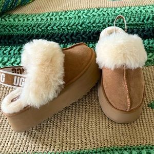 NWT Ugg Platform slippers with strap